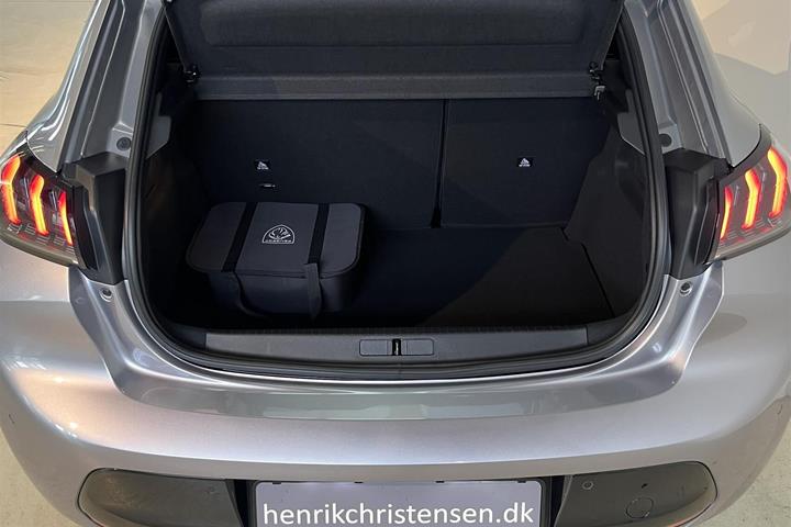 Grå Peugeot e-208 fra 2023