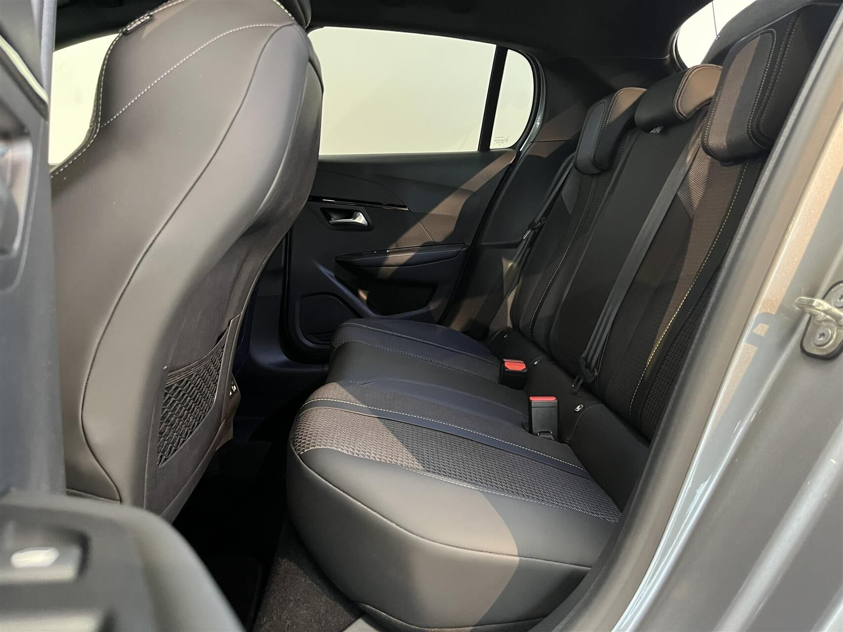 Grå Peugeot e-208 fra 2023