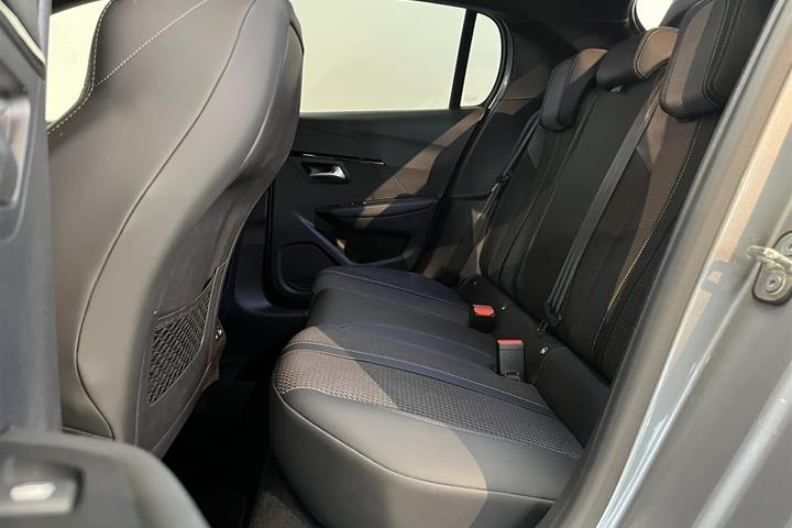Grå Peugeot e-208 fra 2023