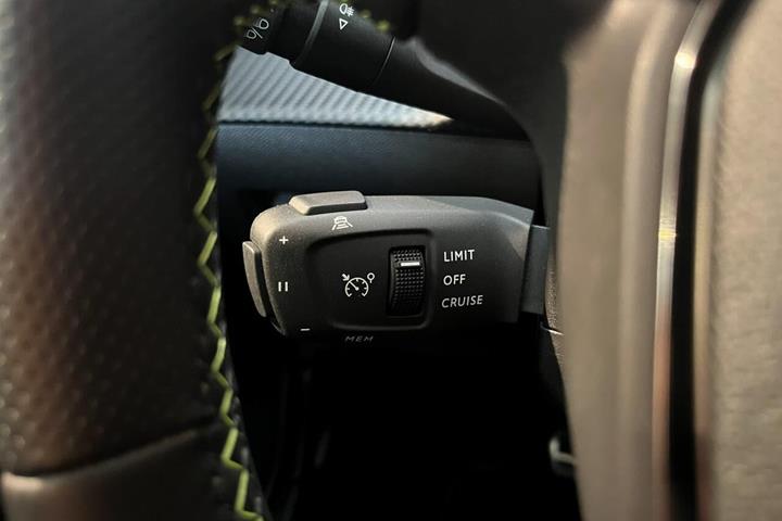 Grå Peugeot e-208 fra 2023