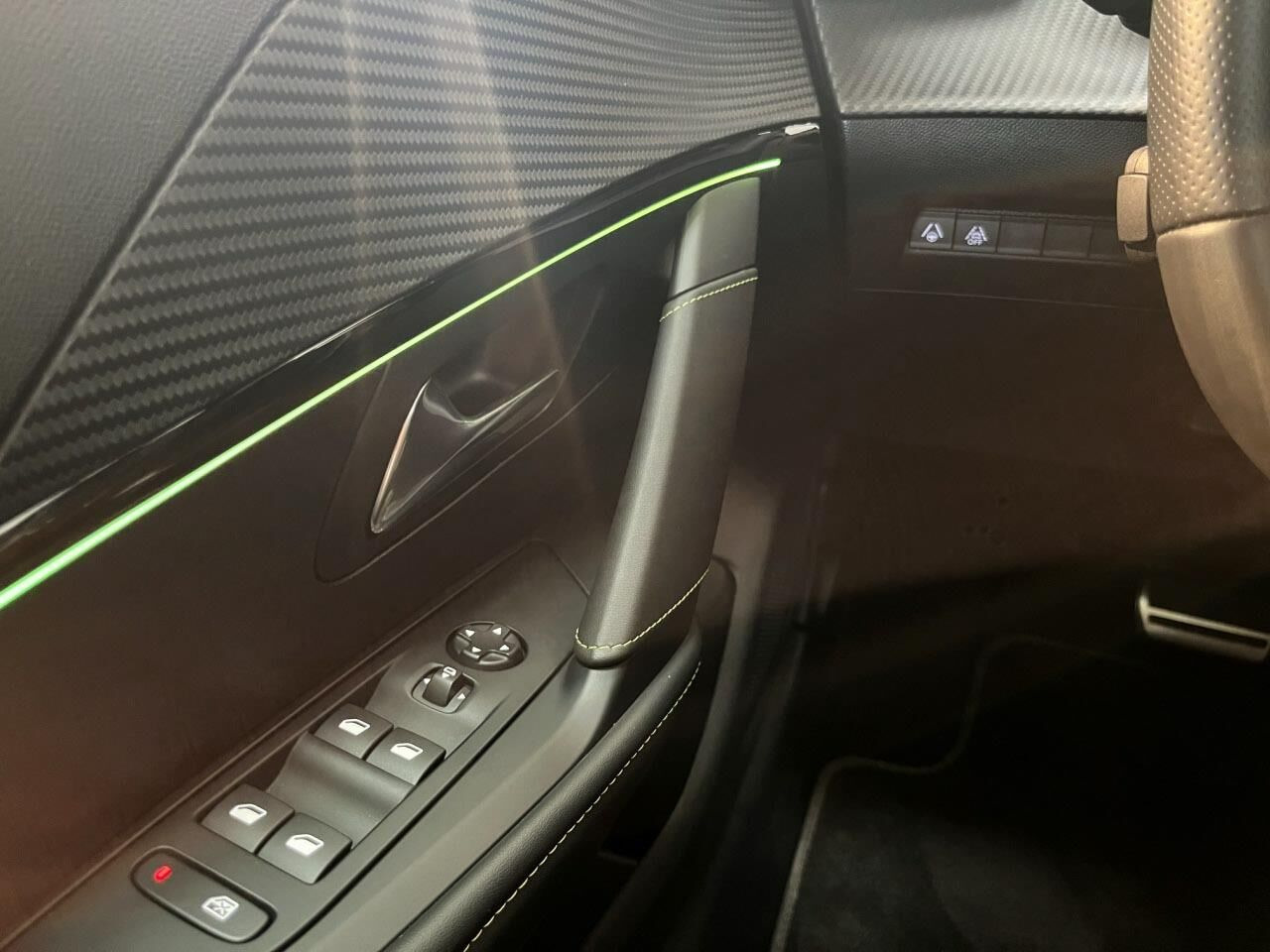 Grå Peugeot e-208 fra 2023