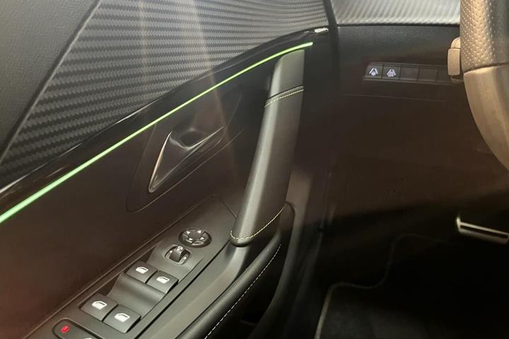 Grå Peugeot e-208 fra 2023