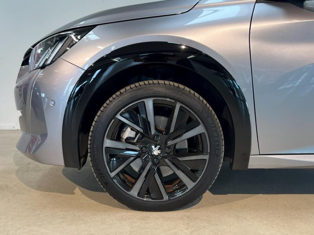 Grå Peugeot e-208 fra 2023