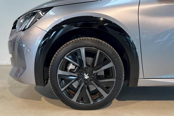 Grå Peugeot e-208 fra 2023