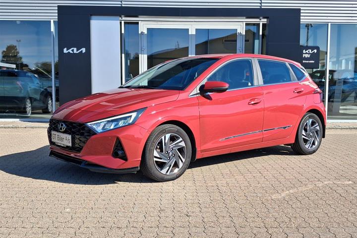 Rød Hyundai i20 fra 2022 set udefra