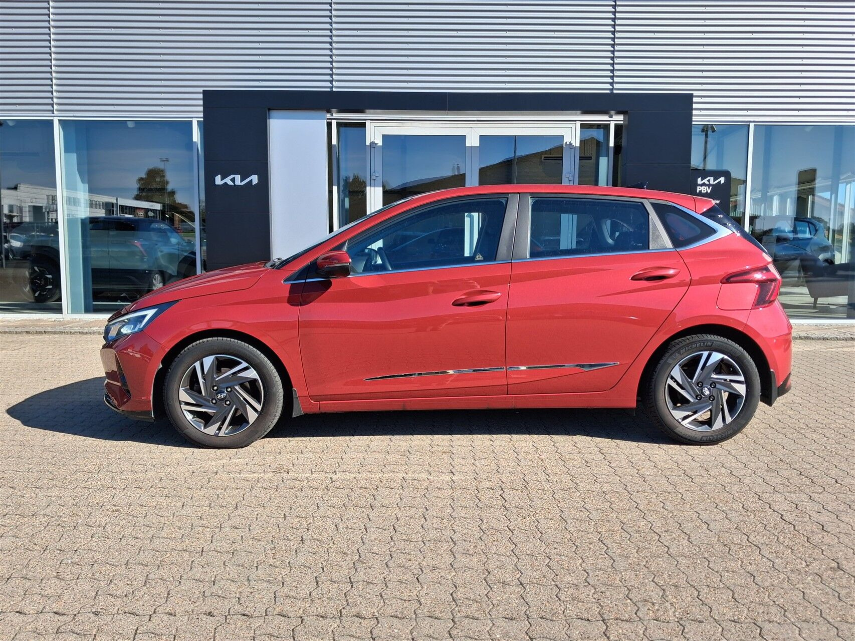 Rød Hyundai i20 fra 2022