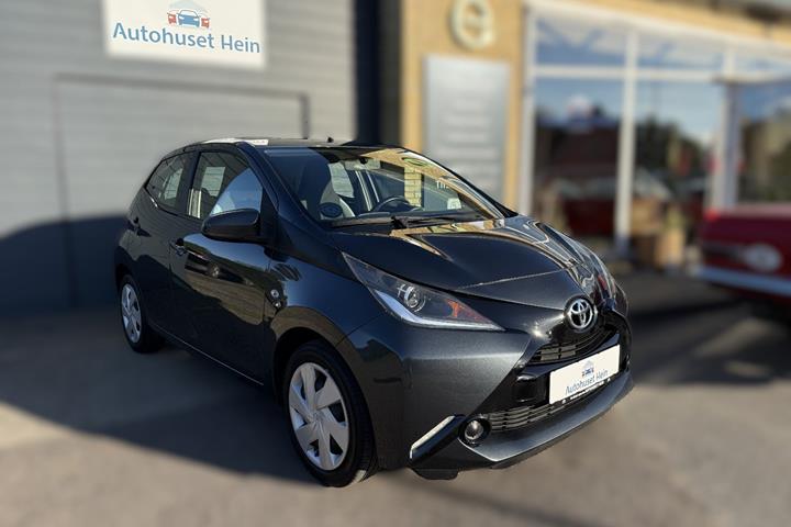 Grå Toyota Aygo fra 2017 set udefra