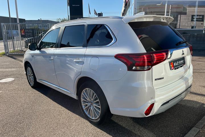 Hvid Mitsubishi Outlander fra 2019