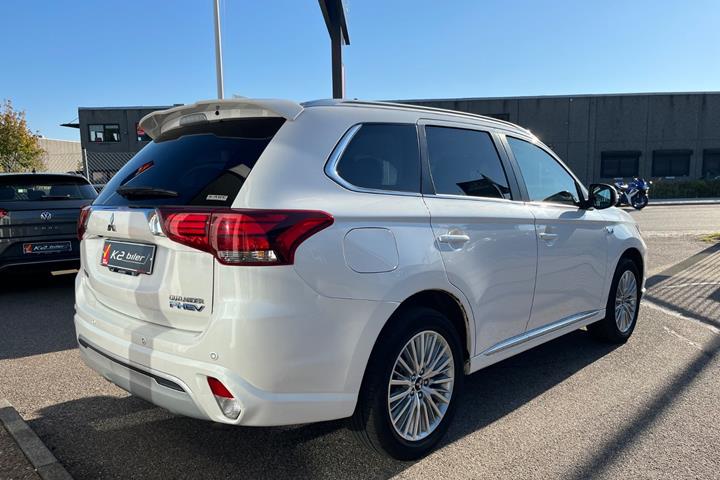 Hvid Mitsubishi Outlander fra 2019