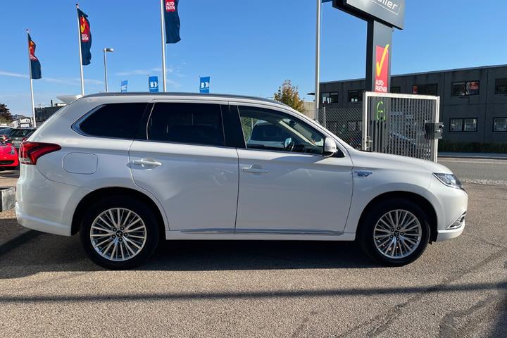 Hvid Mitsubishi Outlander fra 2019