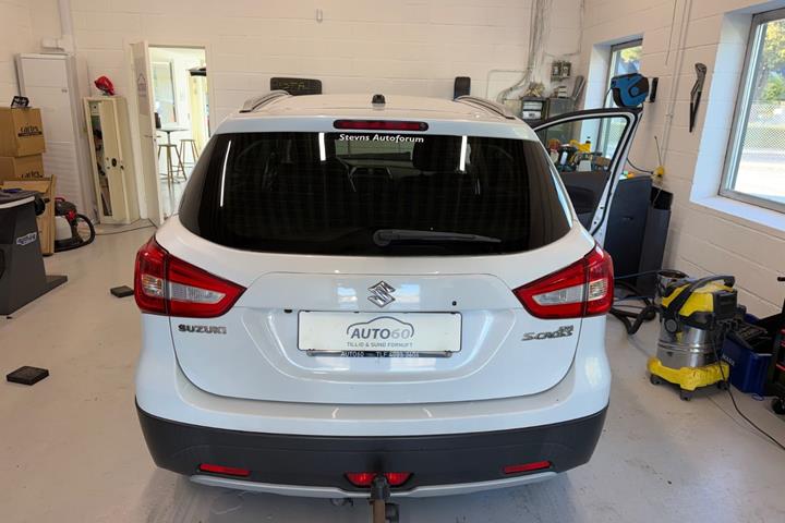 Hvid Suzuki S-Cross fra 2016