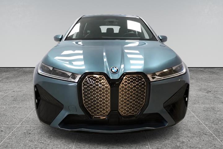 Blå BMW iX fra 2024