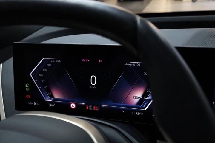 Blå BMW iX fra 2024