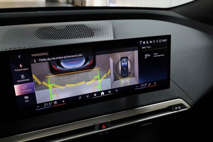Blå BMW iX fra 2024