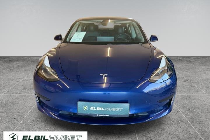 Blå Tesla Model 3 fra 2020
