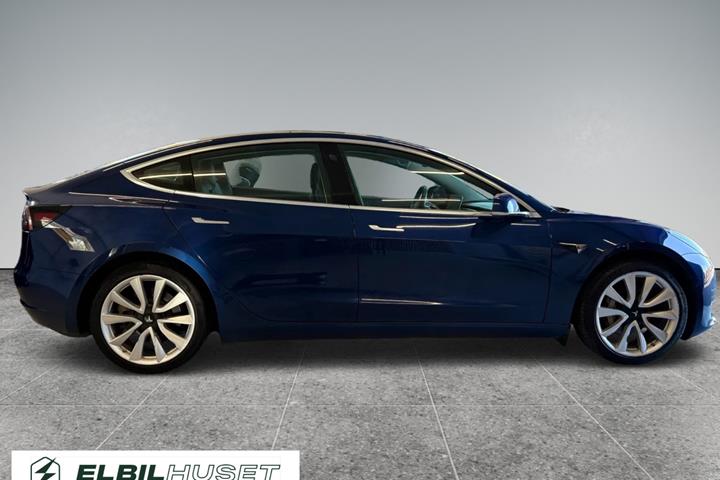Blå Tesla Model 3 fra 2020