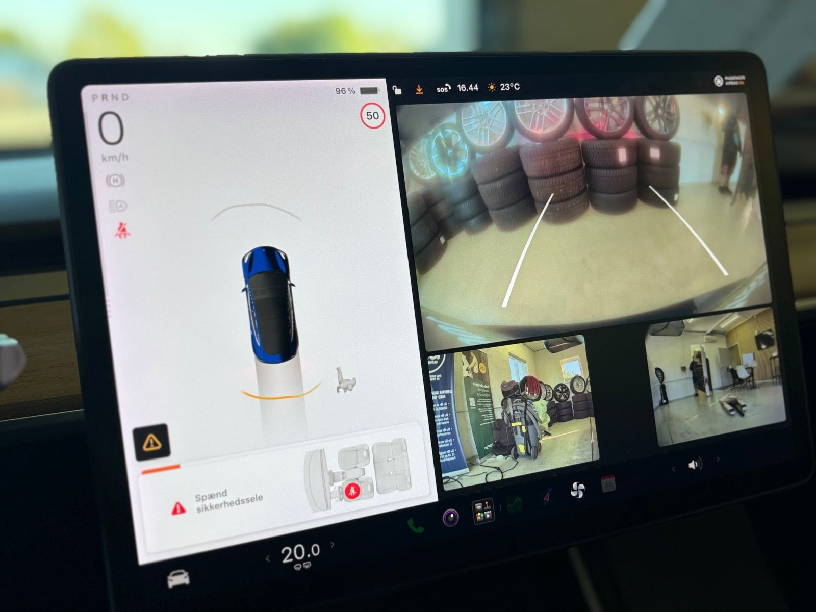 Blå Tesla Model 3 fra 2020