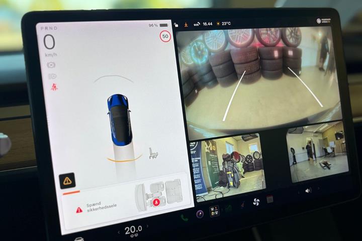 Blå Tesla Model 3 fra 2020