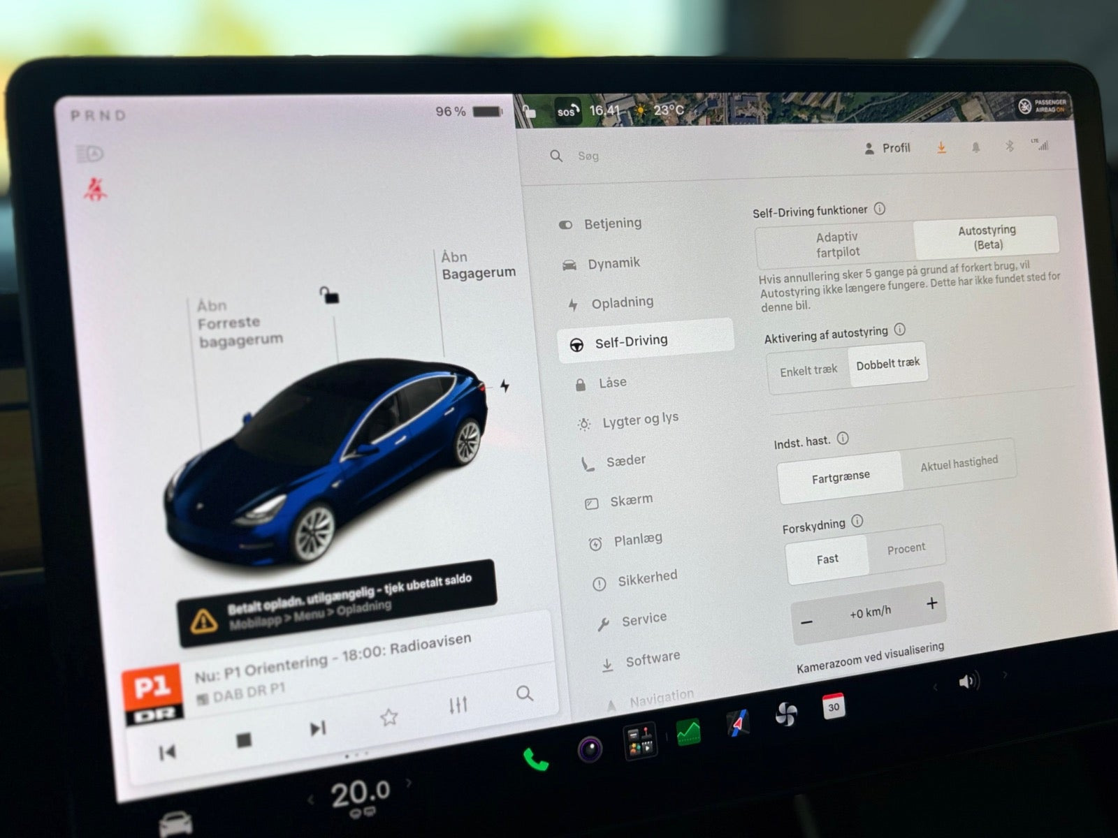 Blå Tesla Model 3 fra 2020