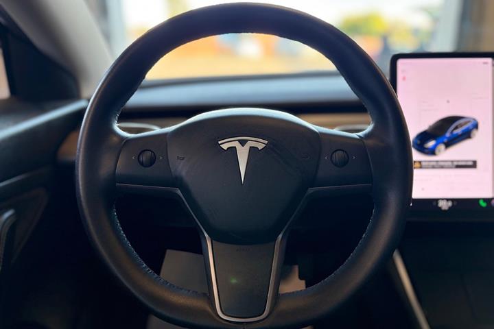 Blå Tesla Model 3 fra 2020