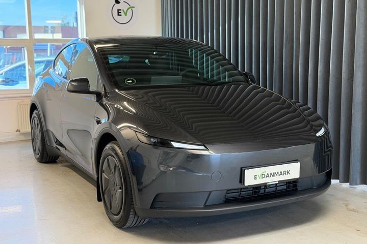 Grå Tesla Model Y fra 2026