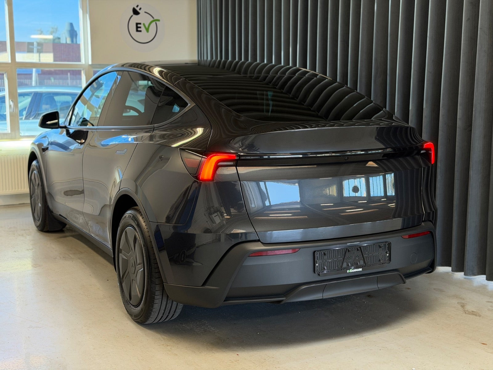 Grå Tesla Model Y fra 2026