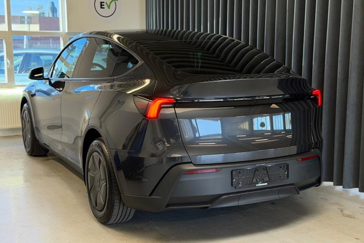 Grå Tesla Model Y fra 2026