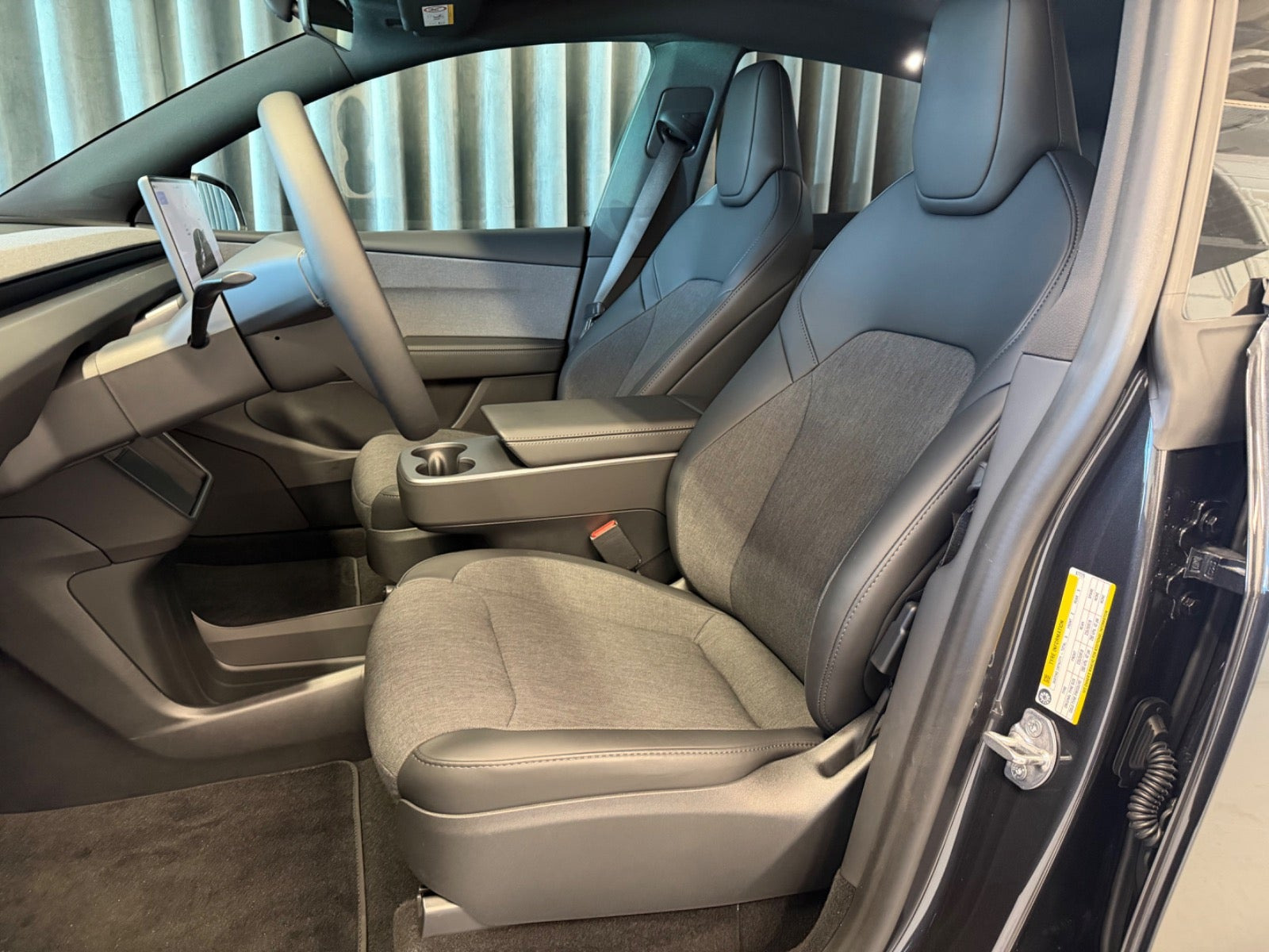 Grå Tesla Model Y fra 2026
