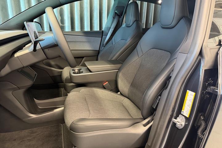 Grå Tesla Model Y fra 2026