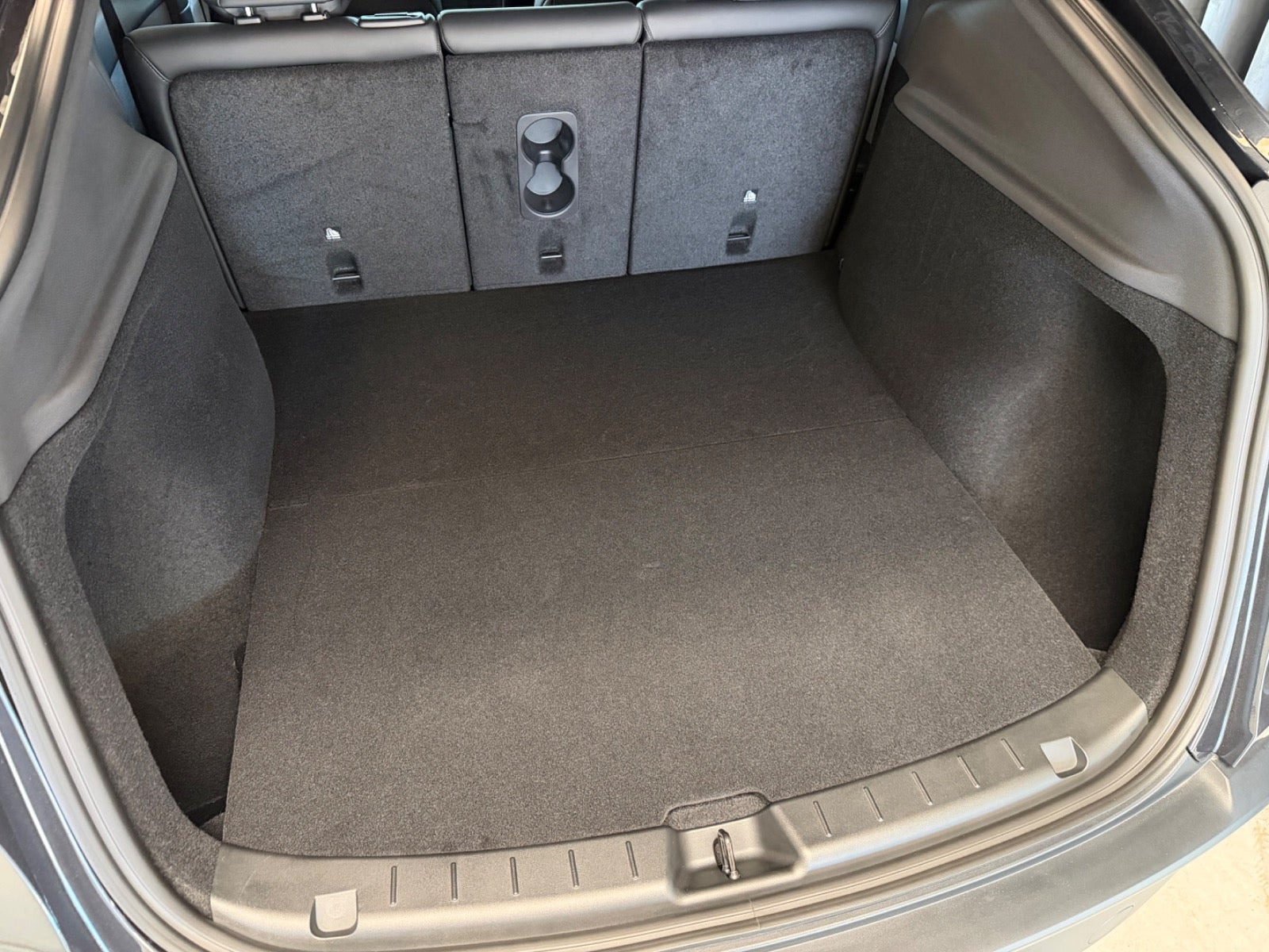 Grå Tesla Model Y fra 2026