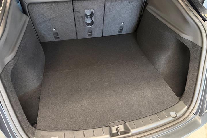 Grå Tesla Model Y fra 2026