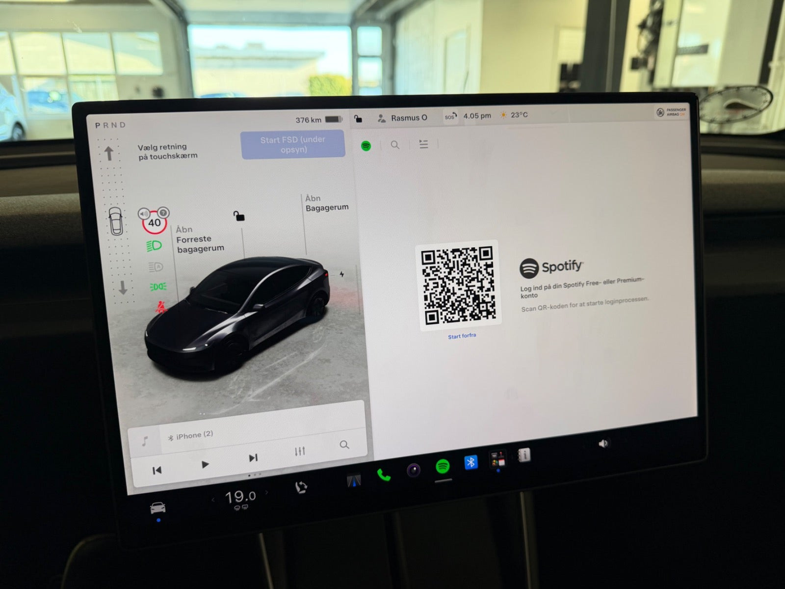Grå Tesla Model Y fra 2026