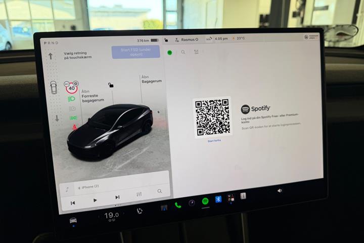 Grå Tesla Model Y fra 2026