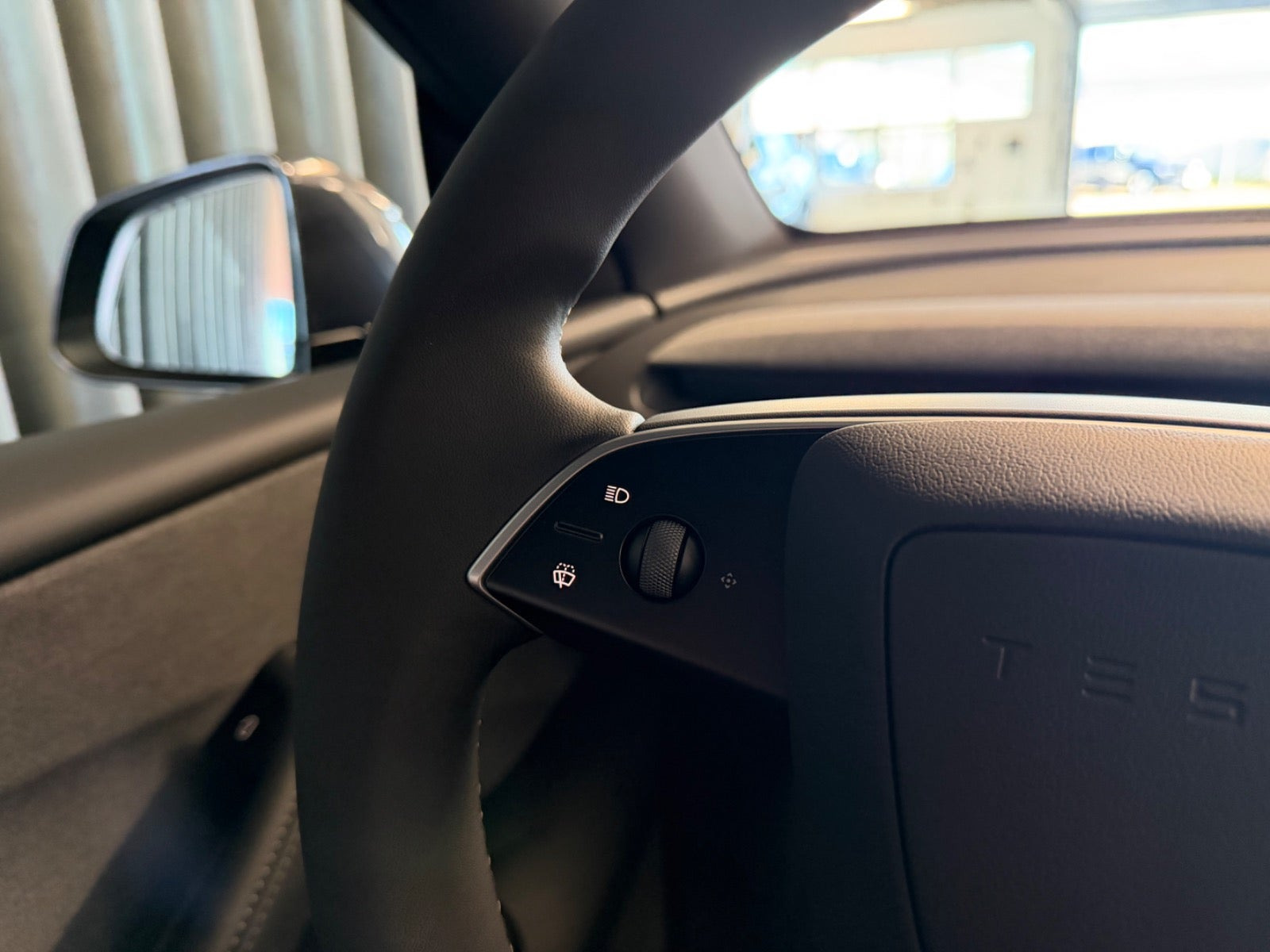 Grå Tesla Model Y fra 2026
