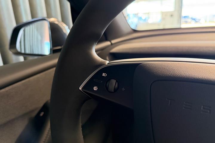 Grå Tesla Model Y fra 2026