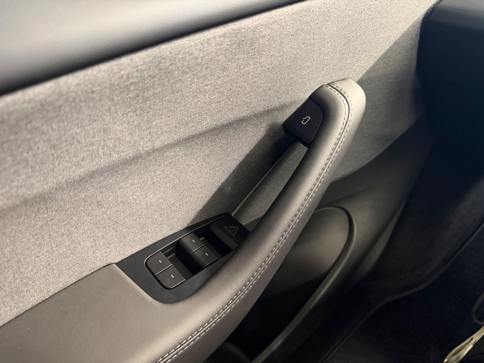 Grå Tesla Model Y fra 2026