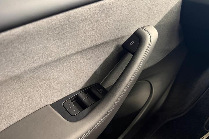 Grå Tesla Model Y fra 2026