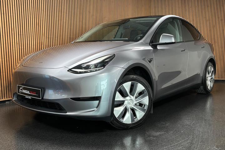 Sølv Tesla Model Y fra 2024