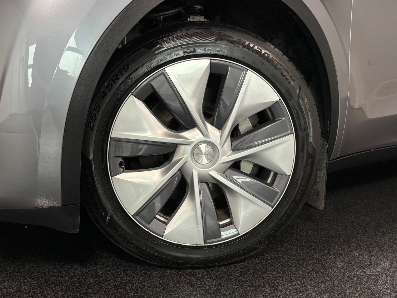 Sølv Tesla Model Y fra 2024