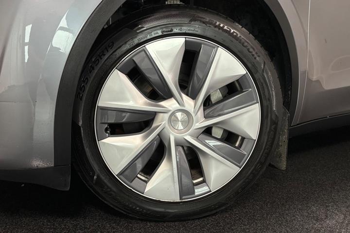 Sølv Tesla Model Y fra 2024