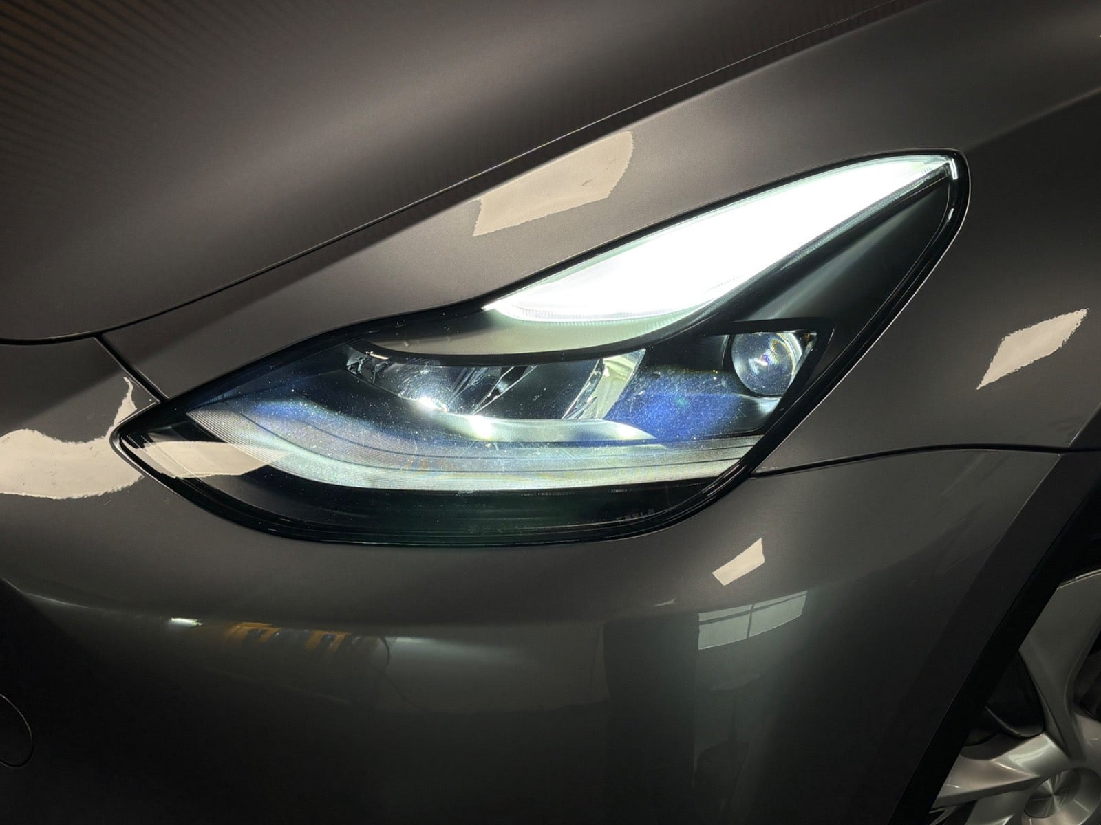 Sølv Tesla Model Y fra 2024