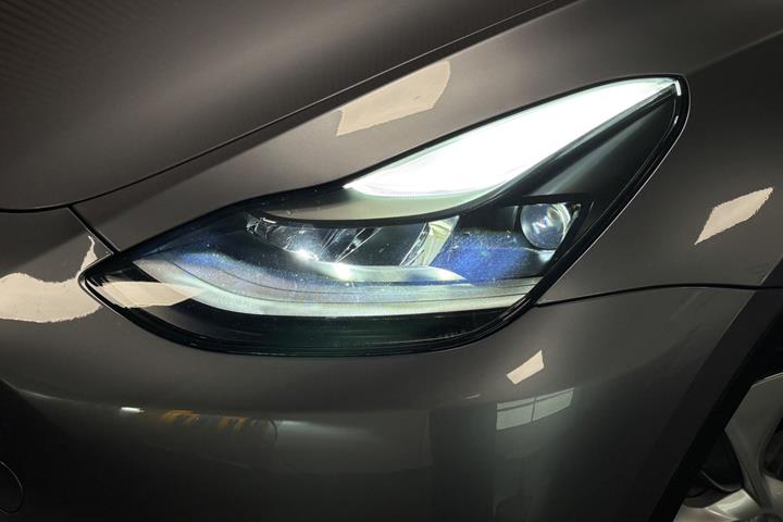 Sølv Tesla Model Y fra 2024