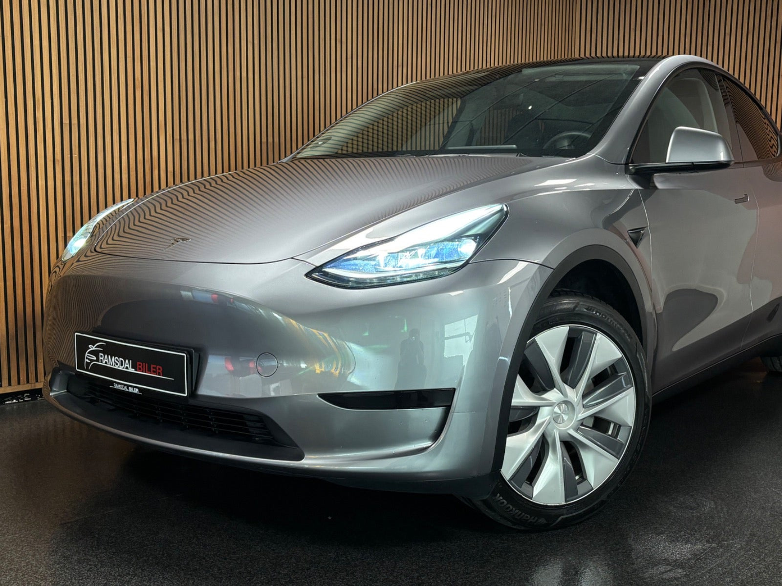 Sølv Tesla Model Y fra 2024