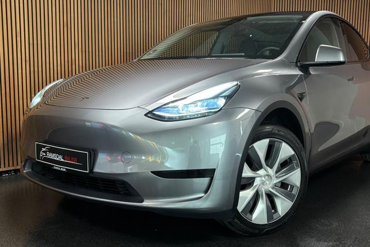 Sølv Tesla Model Y fra 2024