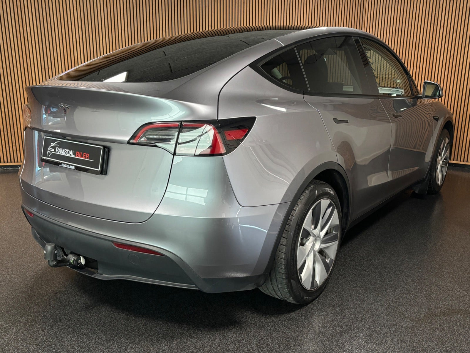 Sølv Tesla Model Y fra 2024