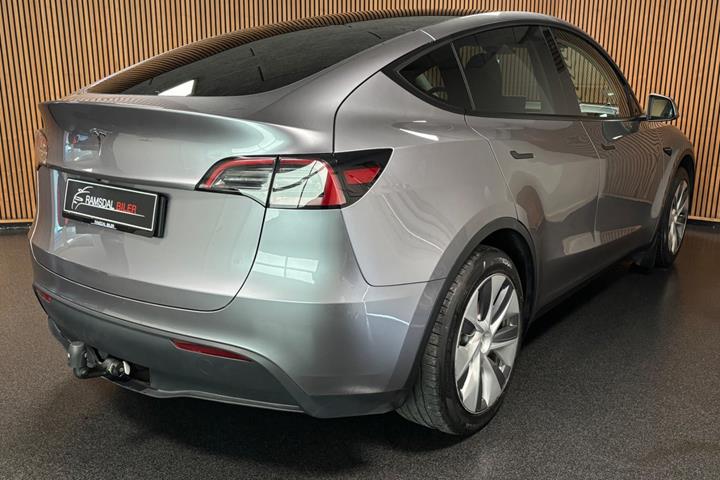 Sølv Tesla Model Y fra 2024