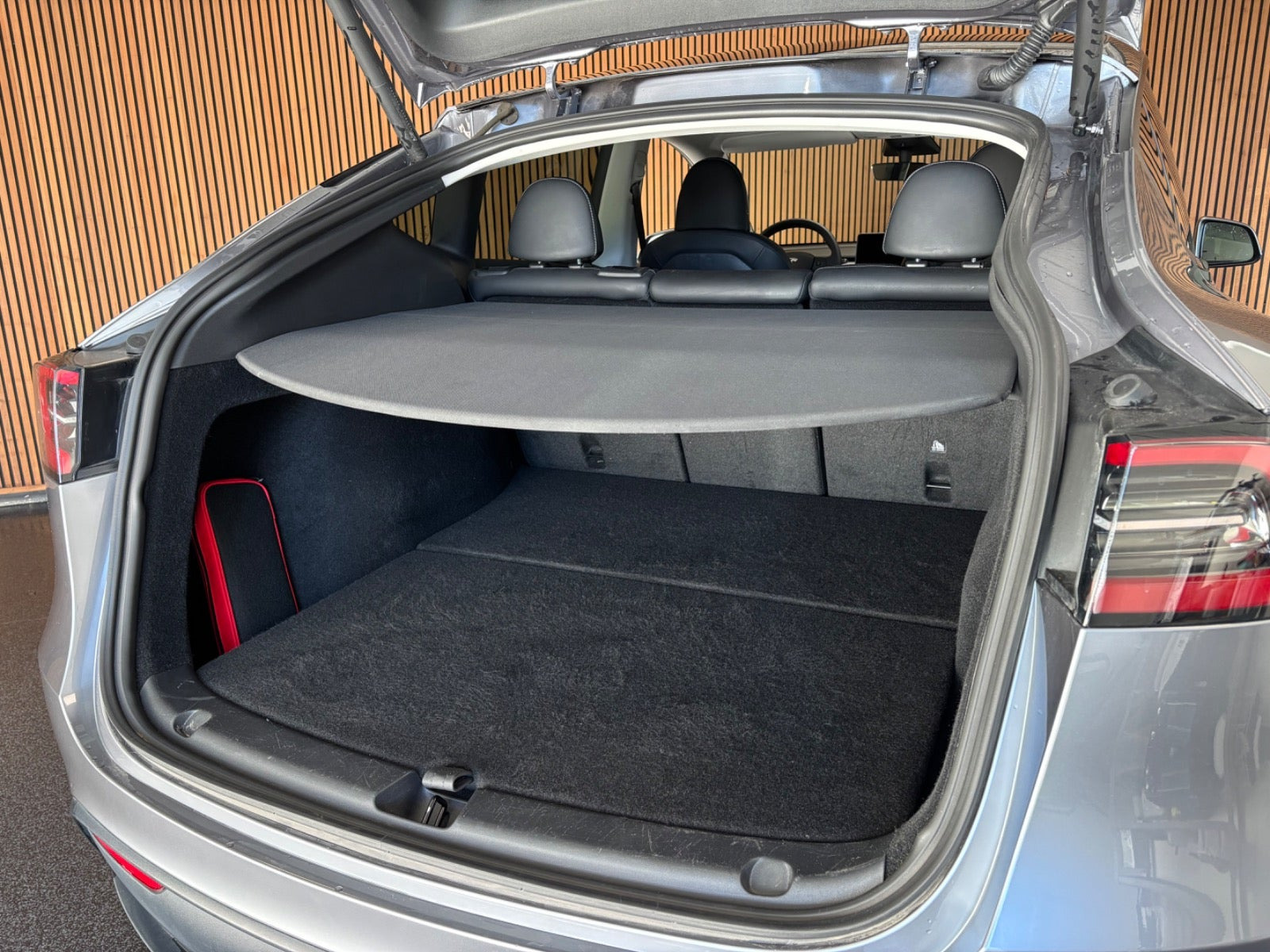 Sølv Tesla Model Y fra 2024