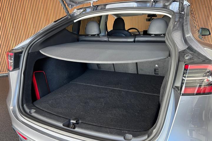Sølv Tesla Model Y fra 2024