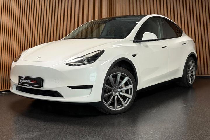 Hvid Tesla Model Y fra 2024