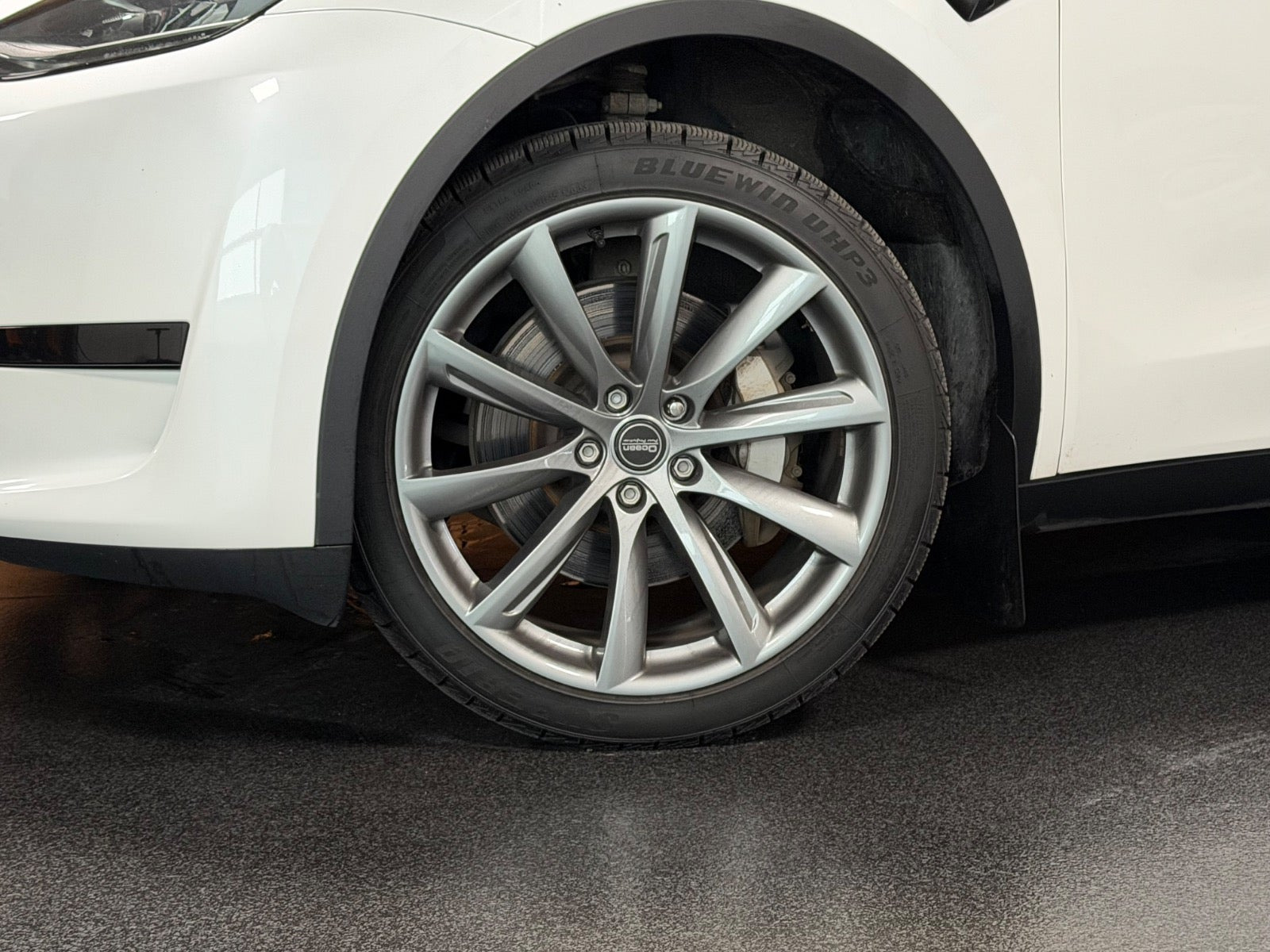 Hvid Tesla Model Y fra 2024